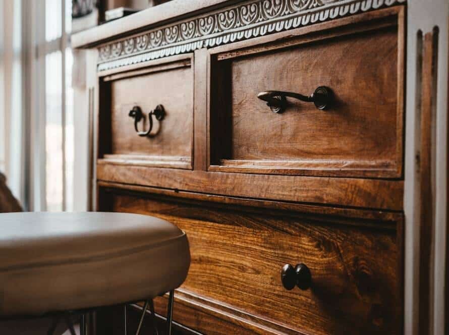 Restauration artisanale d'un meuble ancien à Machelen