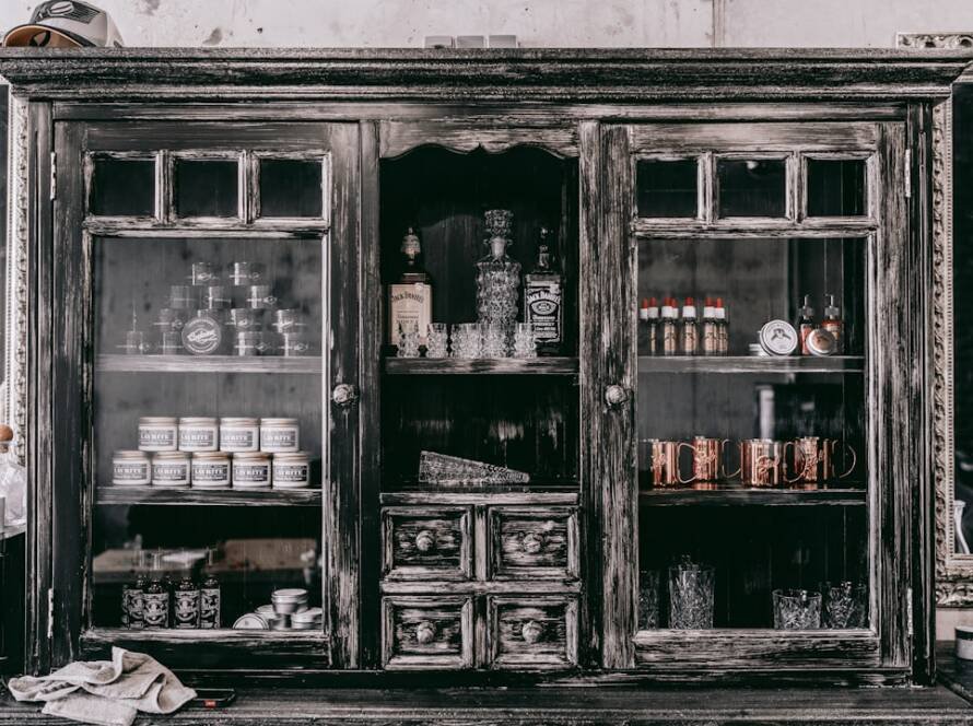 Restauration artisanale d’un meuble en atelier à Machelen