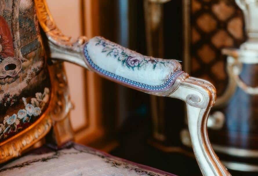 Atelier de restauration de meubles anciens en plein travail à Vilvoorde